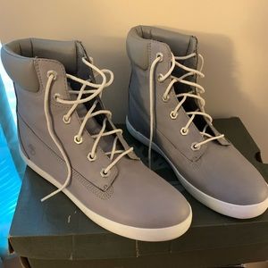 Timberland Boots Size 9 worn only once. Very comfortable